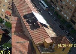 Imagen del techo el pasado día 12 y el estado en el que ha quedado hoy, tras un nuevo derrumbe. / J. Vizcaino/