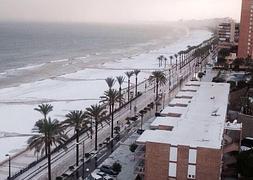 La playa de San Juan tras la fuerte granizada de esta tarde. /Carlos Sánchez/