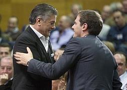 Francisco y Albert Rivera se saludan durante la presentación. / Damián Torres/