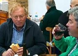 Dos clientes almuerzan en un bar de Valencia./