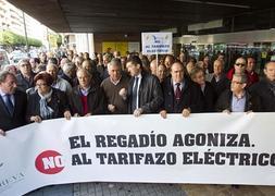 Agricultores concentrados tras una pancarta. / DAMIÁN TORRES/