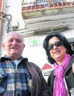 Walter Máñez y Rosa Zanón, ante la casa del primero, con la la estrella verde y una inscripción que dice 'Tie ci oni parolas esperanton' (Aquí se habla en esperanto). Abajo, el Dr. Zamenhoff.:: DAMIÁN TORRES/