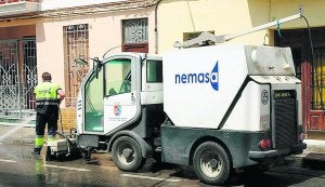 Un operario realiza las tareas de limpieza en una calle de Mislata. ::
J. M./