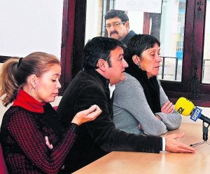 Los socialistas, Kika Mata, José Chulvi y Amparo Bolufer, en la rueda de prensa de ayer. ::
JOSÉ IGLESIAS/