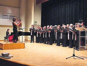 Coral Polífonica San Carlos. Consuelo Gómez Padilla dirige al orfeón. ::
LP/
