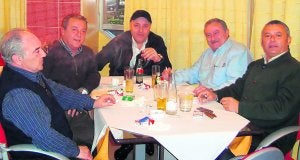 Clientes disfrutando de la sobremesa en un bar de Alzira mientras fuman unos cigarillos y puros. ::
CARMEN CERVERÓ/