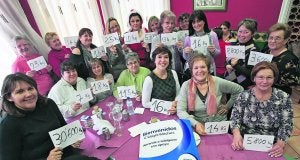 Asistentes de la terapia de grupo muestran en los carteles los kilos que han perdido. ::
JUANTXO RIBES/