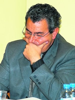 El concejal Miguel Savall, durante un pleno. ::
JOSÉ IGLESIAS/