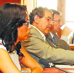 En el centro, el concejal popular, Miguel Savall. ::
JOSÉ IGLESIAS/