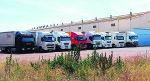 Varios camiones estacionados en un polígono industrial. ::
VICENT GRANEL/
