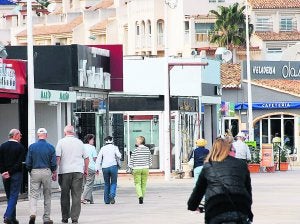 Varias personas pasean por el paseo del Arenal, esta semana. :: JOSÉ IGLESIAS/