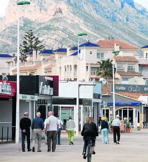 El paseo del Arenal de Xàbia y algunos establecimientos con cerramientos conflictivos. ::
JOSÉ IGLESIAS/