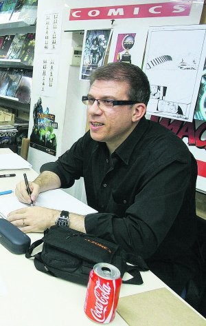Salvador Larroca, en su última firma de cómics en Valencia. :: JESÚS SIGNES/