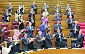 Camps sonríe ante el aplauso de los diputados del grupo popular ayer durante el pleno de Les Corts. :: EFE/BRUQUE/