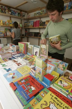 Una de las casetas de la Feria del Libro. ::
DAMIÁN TORRES/