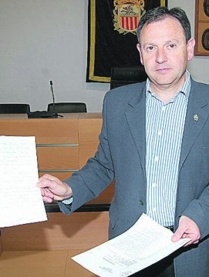 El alcalde, con la carta.
:: J.P./