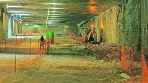 Imagen de los trabajos realizados en la estación de la calle Alicante, parada incluida en la línea T-2 . Damián Torres/