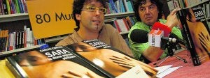 El escritor Carles Cortés, con gafas amarillas, ayer, en la presentación de su última novela en 80 Mundos. ::
CARLOS RODRÍGUEZ/
