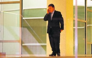 . José Luis Olivas, ayer tras la reunión del consejo de Bancaja. :: JUAN JOSÉ MONZÓ/