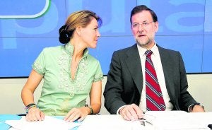 El presidente del PP, Mariano Rajoy, con la secretaria general, María Dolores de Cospedal, ayer, en la Junta Directiva del partido. ::
EFE/