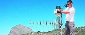 Toni Bolufer manipula la estación meteorológica que tiene instalada en la terraza de su vivienda, en el puerto de Xàbia. :: JOSÉ IGLESIAS/
