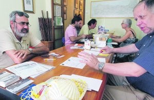 La sede de Amigos del Camino recibe cada día a cerca de 300 peregrinos. :: IRENE MARSILLA/