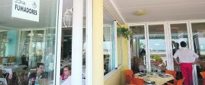 Salón de un restaurante perfectamente separado y adaptado a la Ley del Tabaco del año 2006, con comensales enfrente, que prefieren comer sin humos :: CMA/