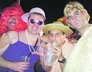 Disfraces. Los jóvenes pegolinos optaron por disfraces veraniegos para soportar el intenso calor de la velada ::
AMADOR REBOLLO/