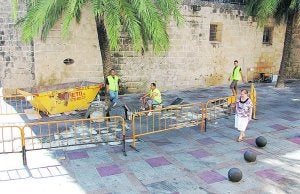 Los trabajadores, ayer, en la plaça del Mercat en Xàbia. :: L. RONDA/