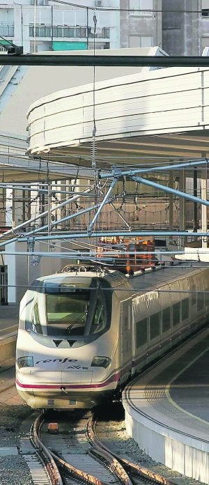 Un AVE en la estación de Valencia la semana pasada. ::
JESÚS SIGNES/