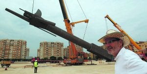 El artista Miquel Navarro contempla los trabajos del izado de la escultura de 35 metros, ayer en Mislata. :: DAMIÁN TORRES/