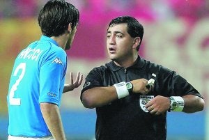 Byron Moreno discute con Panucci en el polémico partido del Mundial de Corea entre Italia y la selección anfitriona. ::
AP PHOTO/ELISE AMENDOLA/