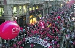 Un río de manifestantes. Un río de gente recorrió anoche el centro de la ciudad de Valencia ::
DAMIÁN TORRES/