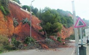 El talud de la Caleta del Port, en Xàbia, sufrió un gran derrumbe el pasado mes de enero, que sigue sin reparar. :: JOSÉ IGLESIAS/