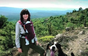 Paseo. Ana portando a su hijo en una mochila durante una caminata por los montes próximos a Laguarta en compañía de su perro. ::
PEDRO MARÍN
Tranquilo. Miguel duerme en el regazo de su madre. ::
P. M./