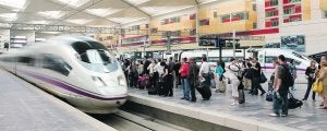La llegada del AVE a la estación Delicias de Zaragoza. :: DANIEL MARZOS/FÉLIX BERNAD/