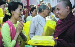 Aung San Suu Kyi saluda a un monje budista en la sede de su partido, la Liga Nacional para la Democracia. ::
PABLO M. DÍEZ/