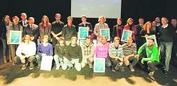 Todos los premiados posan sobre el escenario del Teatro El Musical. :: JESÚS SIGNES/