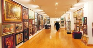 Exposición, en la galería de la calle Cirilo Amorós de Valencia, de las obras de pintura que se subastan mañana. ::
JUANJO MONZÓ/