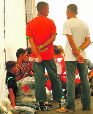 Grupo de inmigrantes llegados a Alicante en una patera. :: E. NAVAL/