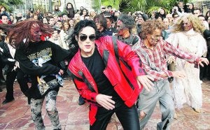 El doble de Michael Jackson y los actores disfrazados de zombis, durante su actuación en la plaza del Ayuntamiento. :: IRENE MARSILLA/