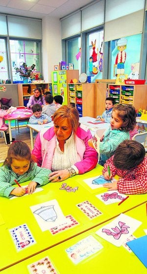 Una maestra atiende a sus alumnos en clase. :: ÁLEX PIÑA/