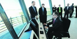 El presidente de la Generalitat, Francisco Camps, durante la visita al aeropuerto cuando finalizaron las obras de la torre de control. ::
LP/