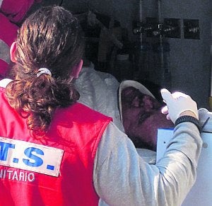 Uno de los heridos, asistidos en un SAMU. :: J. A. MARRAHÍ/