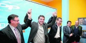 El presidente del PP de Xàbia, Juan Moragues y el secretario del PPCV, Antonio Clemente, presentan al candidato en Xàbia, José Juan Castelló. :: TINO CALVO/