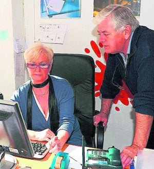 Los dos británicos que han iniciado esta recogida de firmas contra el IBI de Xàbia. ::
LP/
