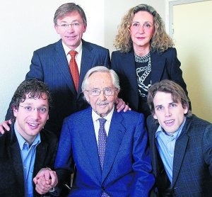Familia. Enrique Llobell Palanca con sus nietos Arturo (con gafas) y Quique, y, arriba, su hijo Enrique y la mujer de este, Vicenta Cortell, todos ellos odontólogos. ::
IRENE MARSILLA/