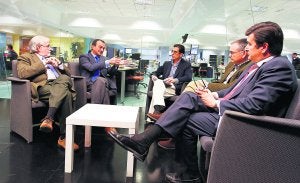 Debate en LP. De izquierda a derecha, Pérez Puche, Domínguez, Salazar, Boira y Giner en el plató. :: TXEMA RODRÍGUEZ/