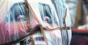 Pieza de la falla que planta Pere Baenas en la plaza del Ayuntamiento, cubierta de plásticos para evitar que se dañe por las lluvias. :: TXEMA RODRÍGUEZ/