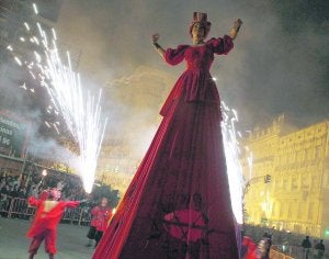 Una gigante desfila durante el Correfocs rodeada de bengalas. El fuego es el eje central de este acto fallero, el último en incorporarse al programa oficial. :: J. MONZÓ/